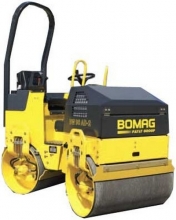 c-est-un-rouleau-compacteur-equipe-de-deux-larges-cylindres-de-largeur-0-90-metre-compacter-et-lisser-un-sol-remblaye-ou-de-l-enrobe-d-une-route-