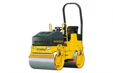 c-est-un-rouleau-compacteur-equipe-de-deux-larges-cylindres-d-un-cylindre-pour-certains-permettant-de-tasser-compacter-et-lisser-un-sol-remblaye-ou-l-