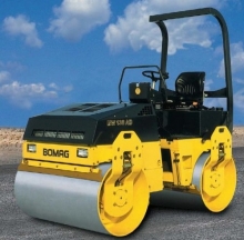 c-est-un-rouleau-compacteur-equipe-de-deux-larges-cylindres-pour-certains-permettant-de-tasser-compacter-et-lisser-un-sol-remblaye-ou-l-enrobe-d-une-r